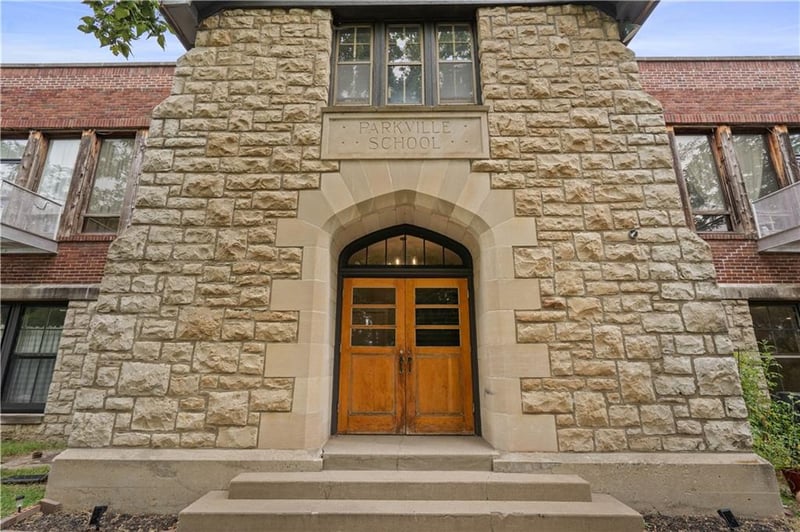 1201 Main St, Parkville, MO 64152