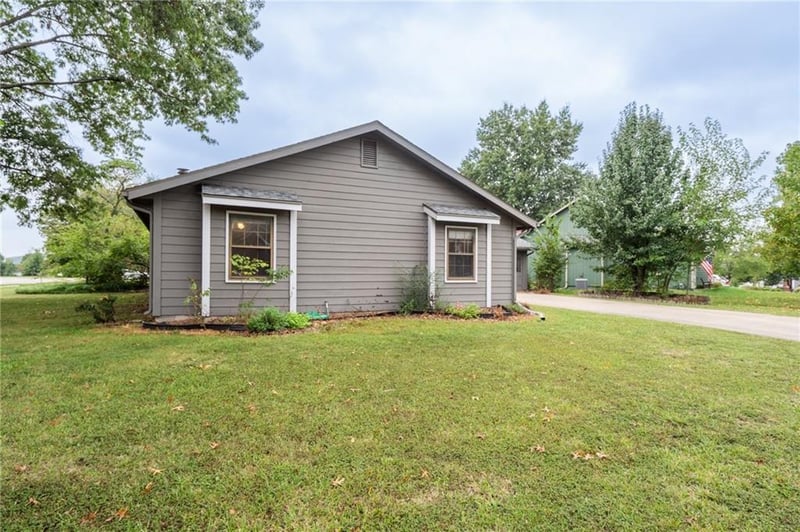 3003 29th Ter, Lawrence, KS 66047