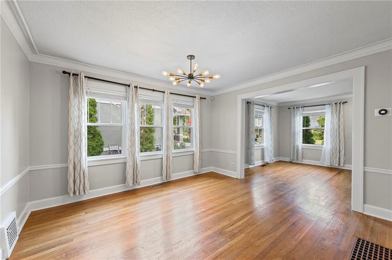 635 61st St, Kansas City, MO 64110