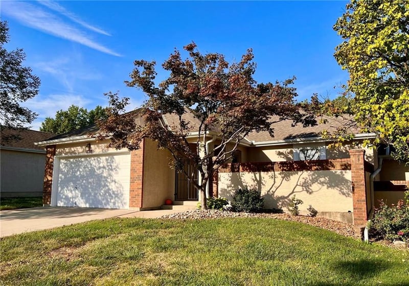 128 Hillcrest Ln, Lee's Summit, MO 64063