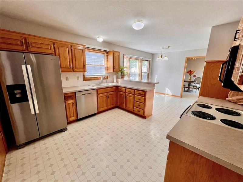 128 Hillcrest Ln, Lee's Summit, MO 64063