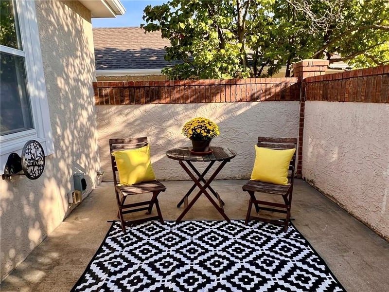 128 Hillcrest Ln, Lee's Summit, MO 64063