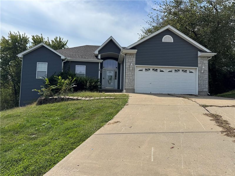 1219 Windcrest Ct, Grain Valley, MO 64029