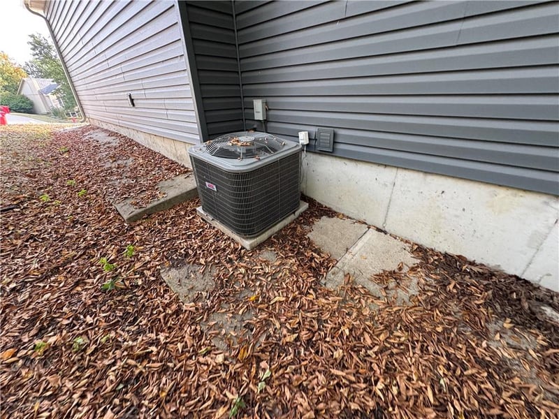 1219 Windcrest Ct, Grain Valley, MO 64029