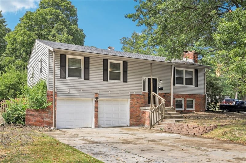 614 Fair Ln, Lee's Summit, MO 64063