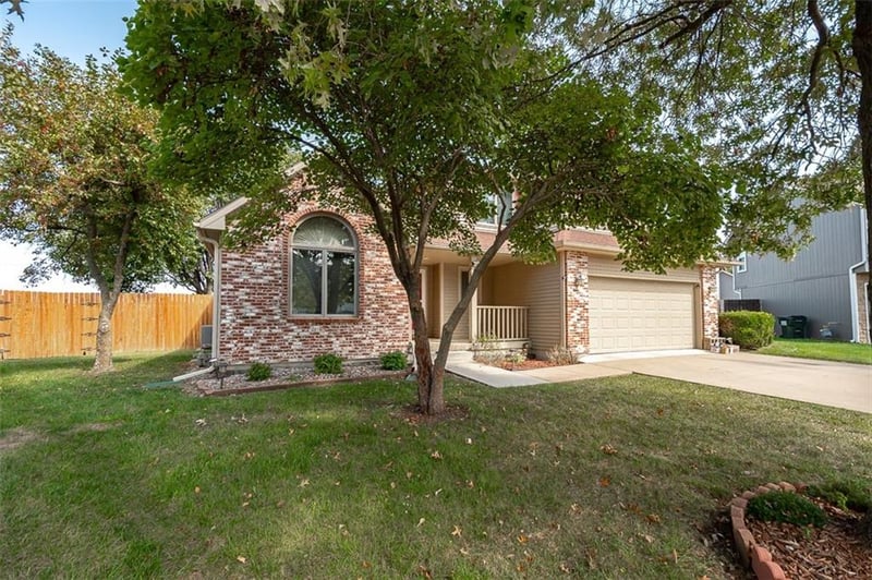 1303 Pin Oak Cir, Ottawa, KS 66067