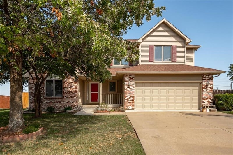 1303 Pin Oak Cir, Ottawa, KS 66067