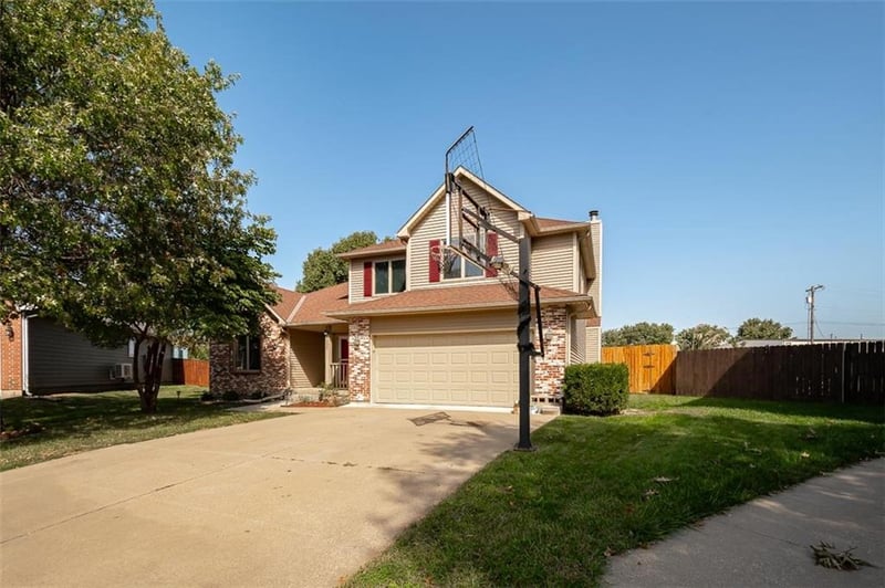 1303 Pin Oak Cir, Ottawa, KS 66067