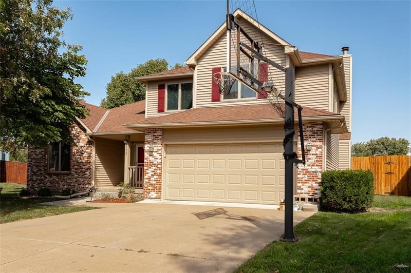 1303 Pin Oak Cir, Ottawa, KS 66067
