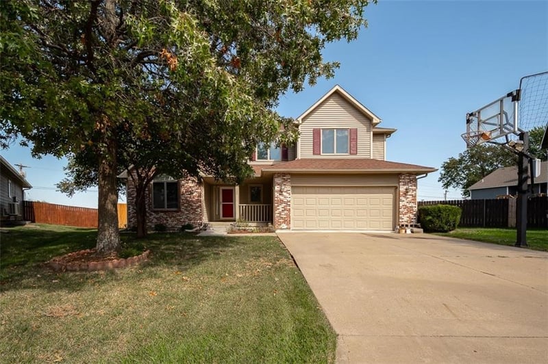 1303 Pin Oak Cir, Ottawa, KS 66067