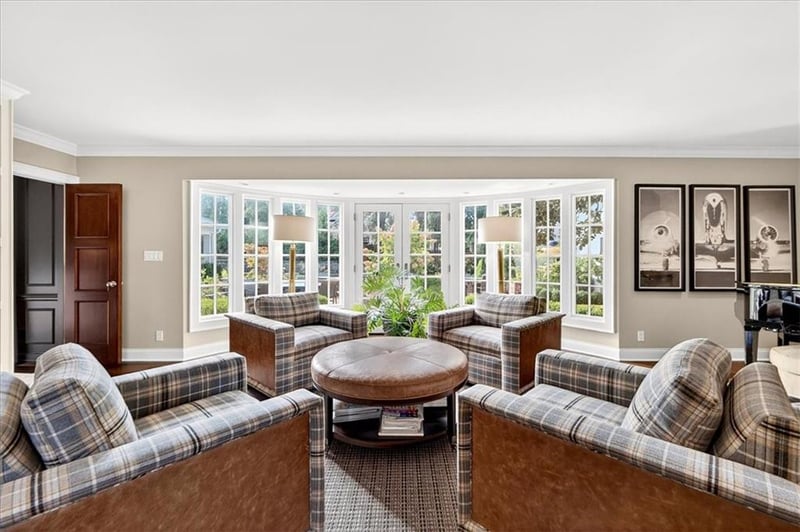 1055 54th St, Kansas City, MO 64112