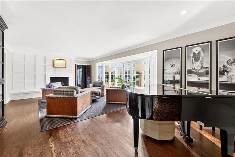 1055 54th St, Kansas City, MO 64112