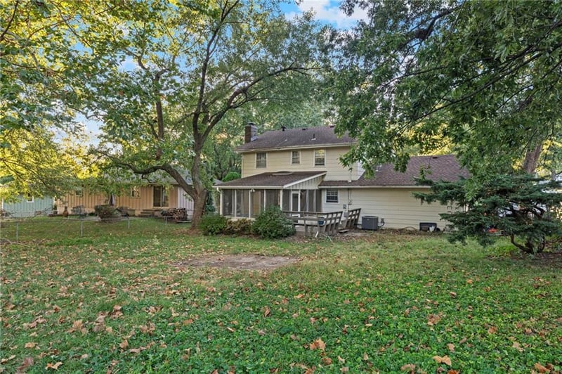 3813 Queen Ridge Dr, Independence, MO 64055