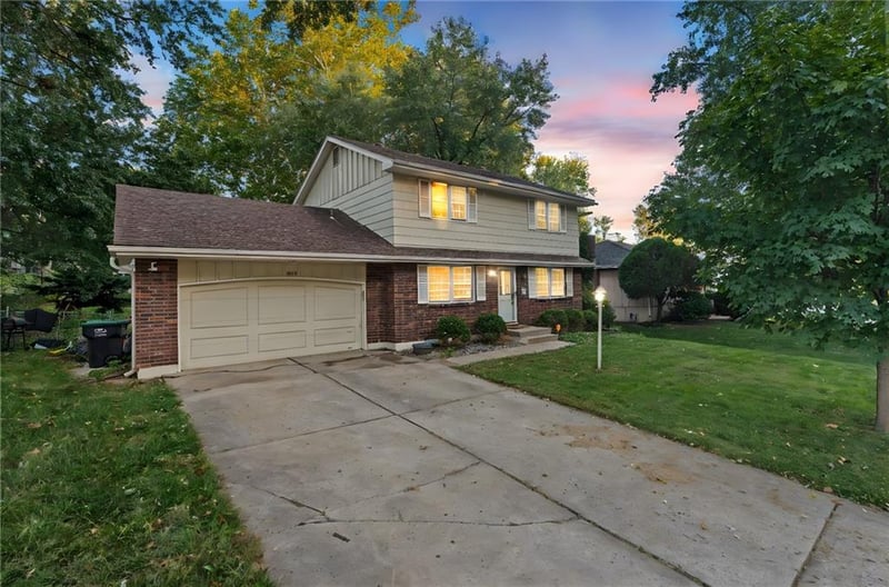 3813 Queen Ridge Dr, Independence, MO 64055