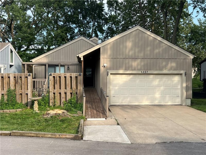 8237 Chatham Ave, Kansas City, MO 64151