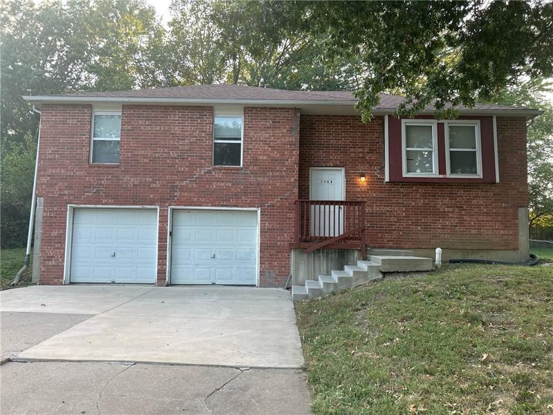 1708 Balboa St, Lee's Summit, MO 64086