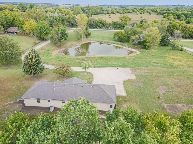 25011 Garrett Rd, Mclouth, KS 66054