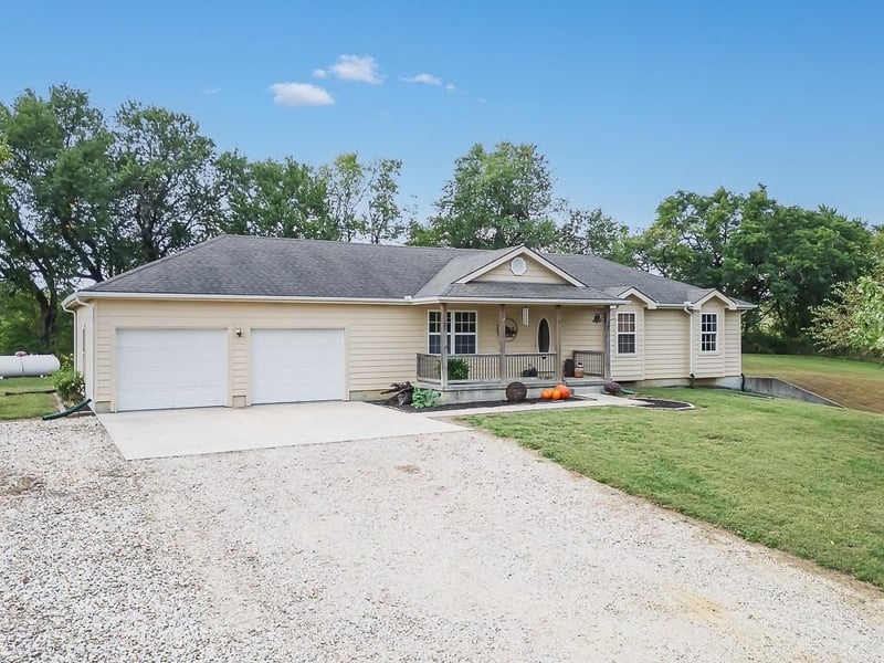 25011 Garrett Rd, Mclouth, KS 66054