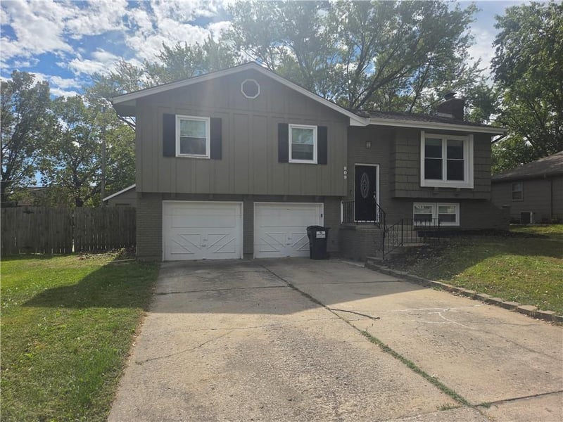 809 Mulberry St, Lee's Summit, MO 64086