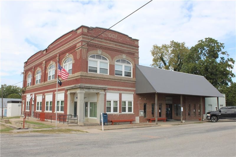 102 Commercial St, Kincaid, KS 66039