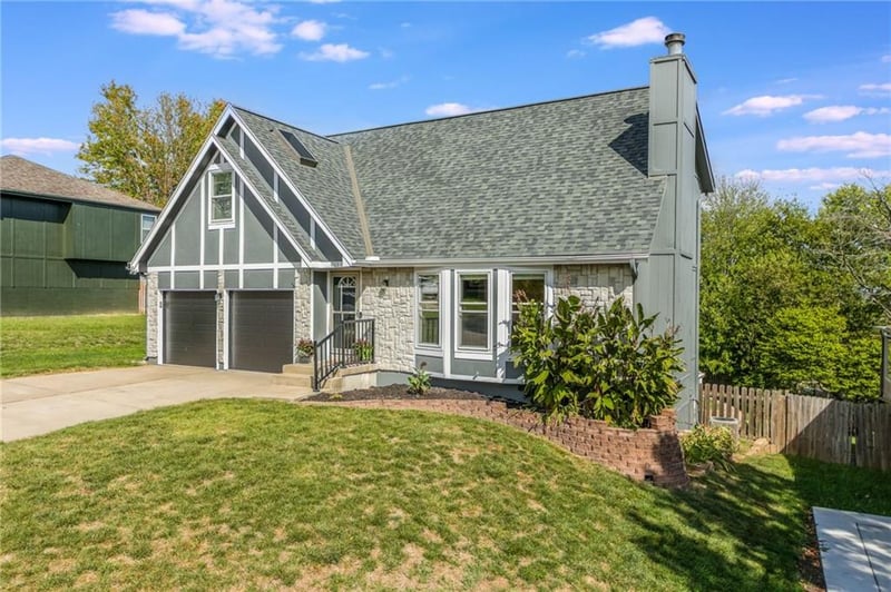 913 Abar Dr, Grain Valley, MO 64029