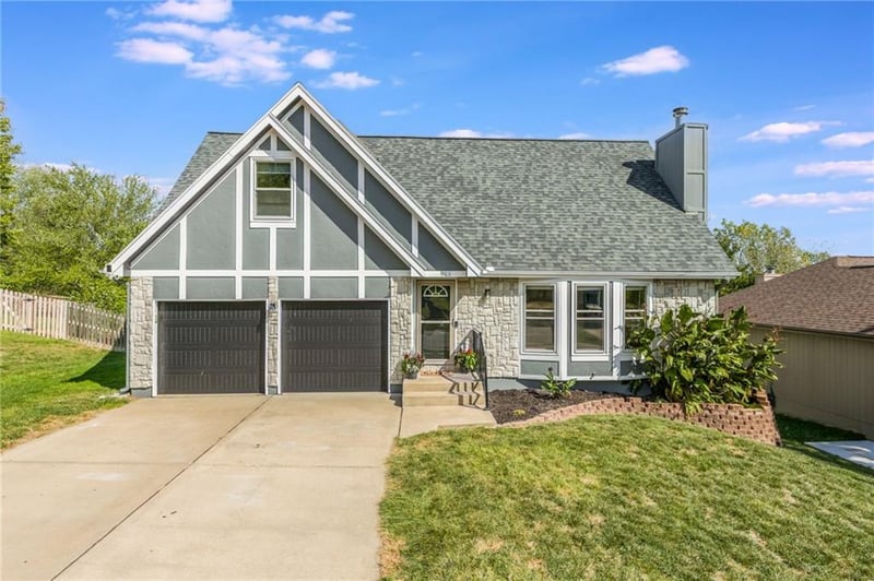 913 Abar Dr, Grain Valley, MO 64029