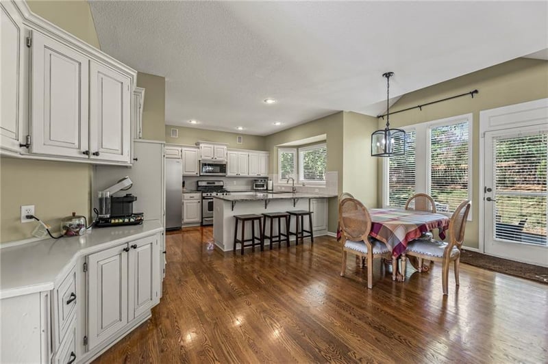 5330 W 159th Ter, Overland Park, KS 66085
