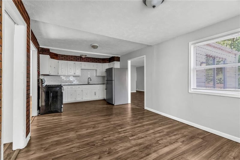 10748 Cambridge Ave, Kansas City, MO 64134