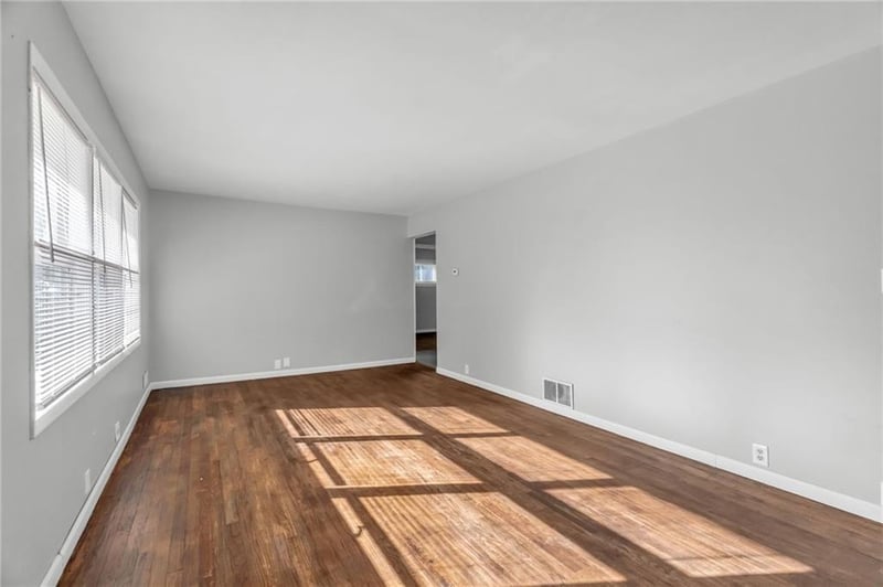 10748 Cambridge Ave, Kansas City, MO 64134