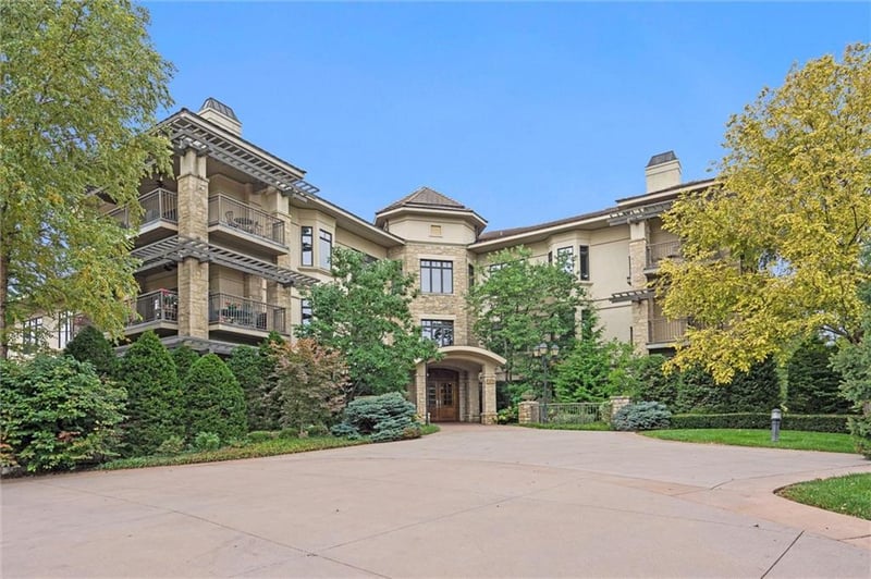 4801 W 133rd St #301, Leawood, KS 66209