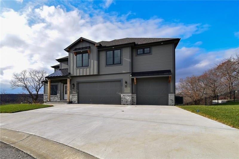 13459 Terrace Park Dr, Parkville, MO 64152