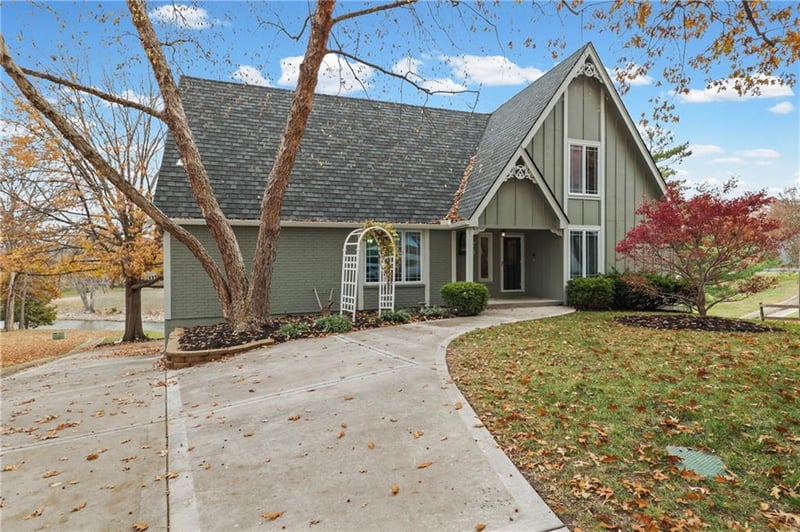 201 Redwood Ct, Lee's Summit, MO 64064