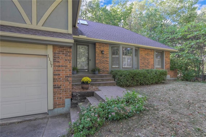 1117 Clubhouse Ln, Lee's Summit, MO 64086