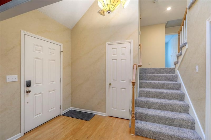 1117 Clubhouse Ln, Lee's Summit, MO 64086