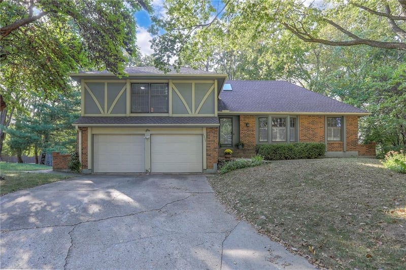 1117 Clubhouse Ln, Lee's Summit, MO 64086