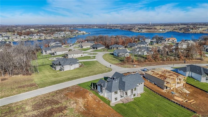 561 South Shore Dr, Lake Winnebago, MO 64034