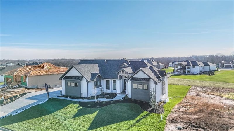 561 South Shore Dr, Lake Winnebago, MO 64034