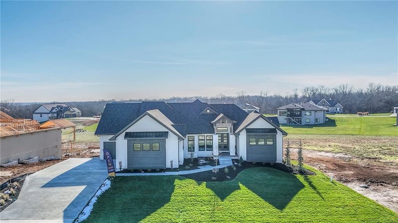 561 South Shore Dr, Lake Winnebago, MO 64034