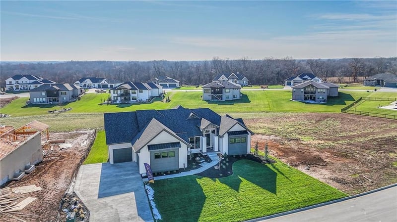 561 South Shore Dr, Lake Winnebago, MO 64034