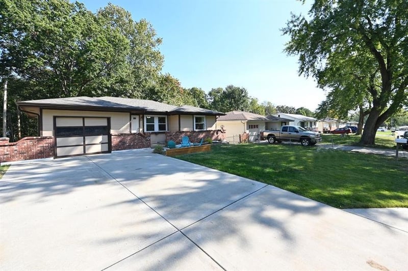 5871 Oakley Ave, Kansas City, MO 64119