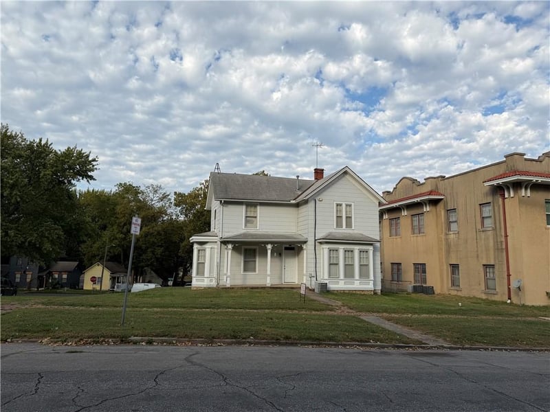 514 7th St, Leavenworth, KS 66048