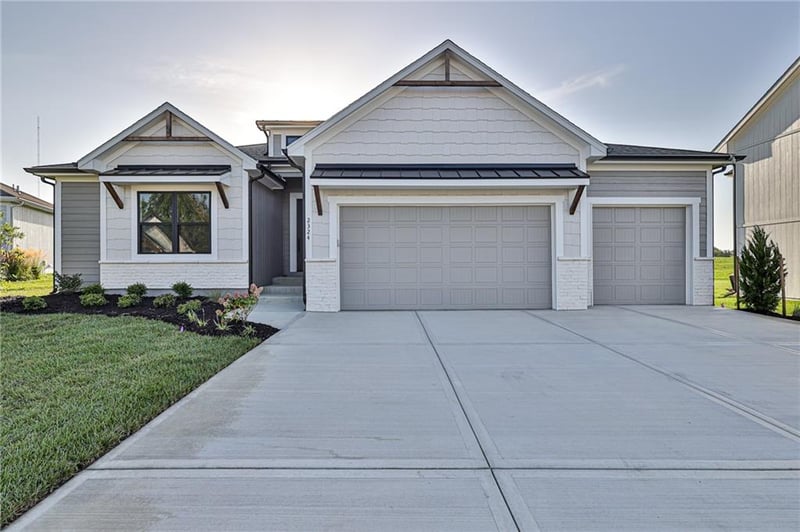 14014 Crawford Creek Cir, Lake Lotawana, MO 64034