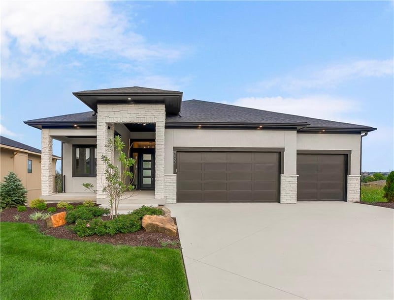 9027 Freedom Cir, Lenexa, KS 66227