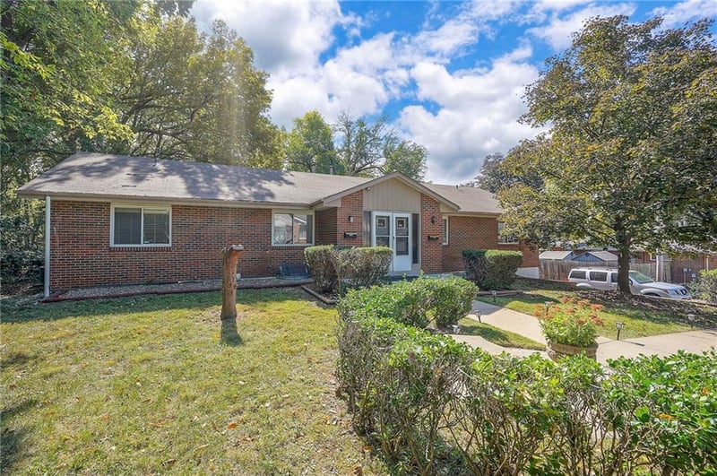 7909 Grandview St, Overland Park, KS 66204