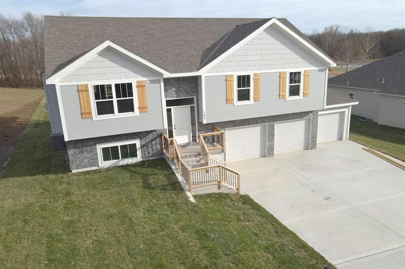 103 Sally Cir, Dearborn, MO 64439