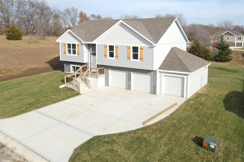 103 Sally Cir, Dearborn, MO 64439