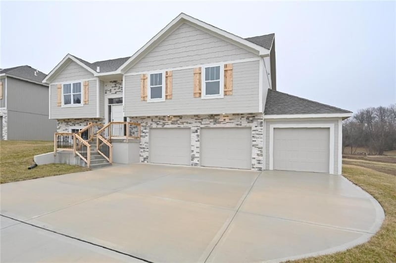 103 Johnson Cir, Dearborn, MO 64439