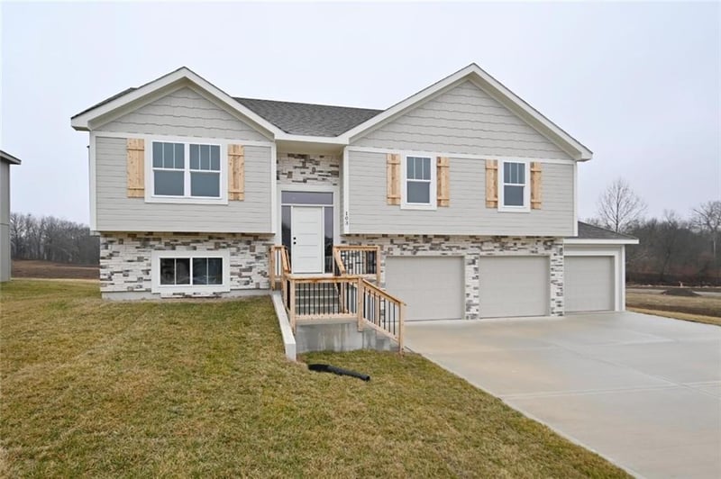 103 Johnson Cir, Dearborn, MO 64439