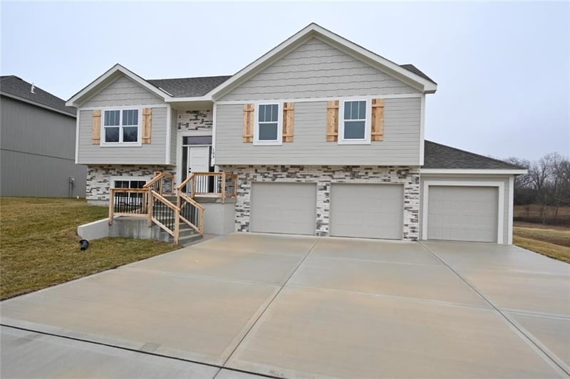 103 Johnson Cir, Dearborn, MO 64439