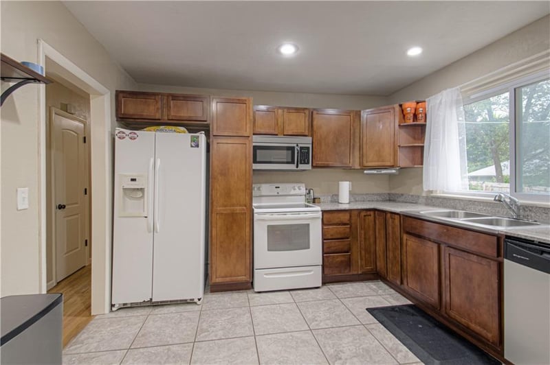 8803 Manchester Ave, Kansas City, MO 64138